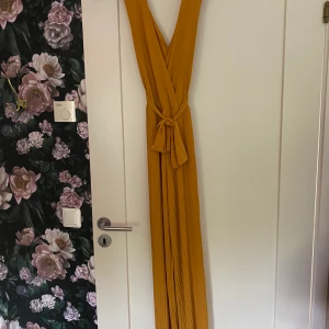 Jumpsuit  - En superfin senapsgul jumpsuit. Oklart vilket märke och storlek, men skulle chansa på storlek 34-36. 60 kr + frakt💕💕