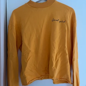 Sweatshirt  - Orange tröja från NA-KD i fint skick, Storlek S.