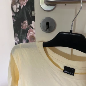 T-Shirt - Supersöt och bekväm gul t-shirt från gina tricot. 30 kr + frakt💕