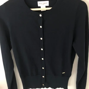 Mörkblå/marinblå finstickad kofta från Lindex i strl Xs  - Säljer denna fina marinblåa koftan från Lindex egna märke Holly & Whyte. Den är i nyskick utan några fläckar och har aldrig använts. Är i strl Xs men passar även storlek S. Köptes för 349 kr. Kom privat vid intresse eller om ni vill ha flera bilder 💗.