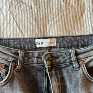 Zara jens - Säljer dessa grå zara jeans för dom tyvärr är för långa på mig! (162cm)💗💗 