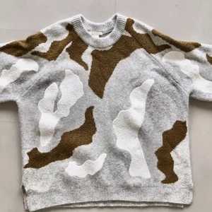 Mönstrad stickad tröja - Stickad tröja från H&M. Superfin och använd max 3-4 gånger. Passar XS-L.