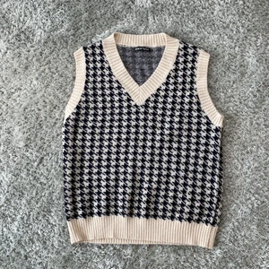 Stickad väst från shein i strl.S - Super gosig lite oversized stickad väst i svart vit mönster med beiga kanter! 