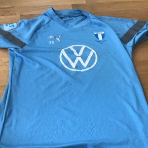 3 tröjor för killar  - Malmö. MFF tröjan storlek L. Mörkblåa t shirten är storlek 140. Mörkblåa Långarmade tröjan är storlek 142