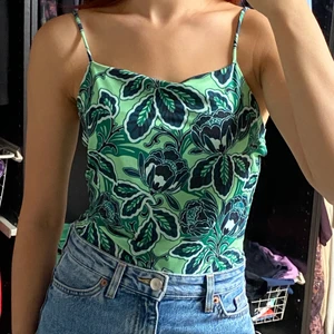 Grön mönstrad body - Grön mönstrad body från bikbok. Knappt använd och storlek xs, sitter dock lös på mig! säljer för 59kr + frakt 🚚! Skriv vid intresse eller frågor! 