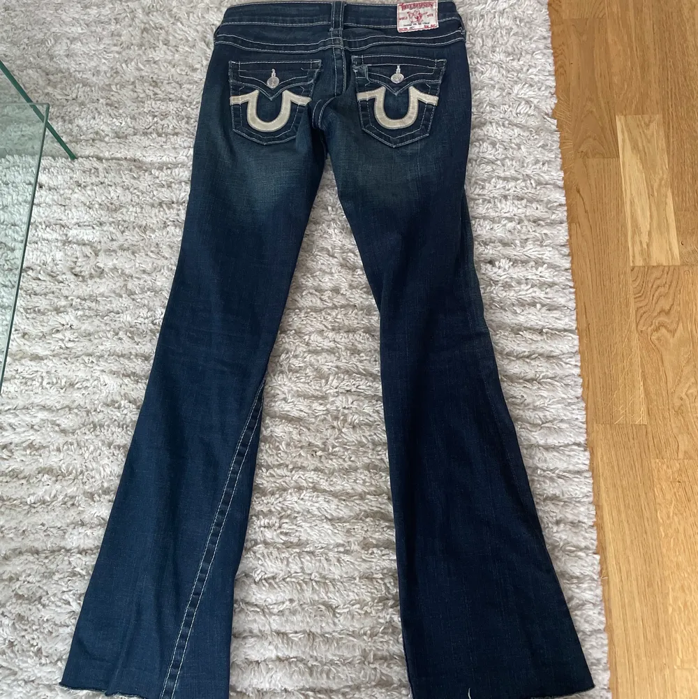 Jeans från true religion i storlek 25, låga i midjan!  Säljer pga för små för mig.  Bra skick🌸 Köpare står för frakt. . Jeans & Byxor.