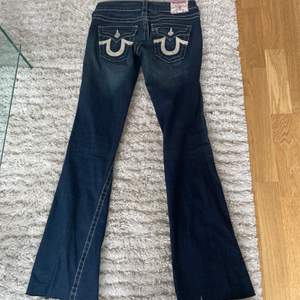 Jeans från true religion i storlek 25, låga i midjan!  Säljer pga för små för mig.  Bra skick🌸 Köpare står för frakt. 