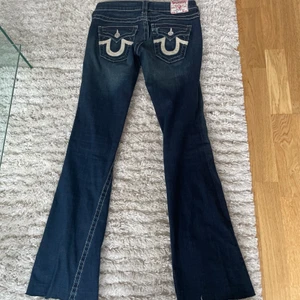 True religion jeans - Jeans från true religion i storlek 25, låga i midjan!  Säljer pga för små för mig.  Bra skick🌸 Köpare står för frakt. 