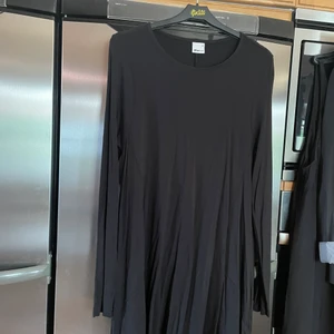 Klänning storlek m ,  - Klänning som passar både till vardags och fest  . Storlek 42 (M)   Klänning Gina tricot . Sparsamt använd /nyskick  Köparen står för frakt