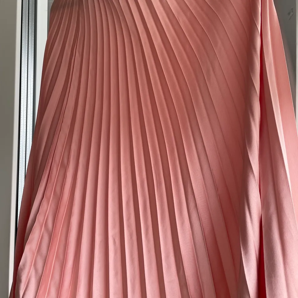 Säljer denna rosa kjol från Zara! Strl S och i jättefint skick! Använder den tyvärr inte så jag hoppas den kan hitta ett nytt hem💗. Kjolar.