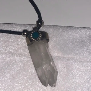 190 - Bergskristall spets halsband från cuba köpte i helgen men den matchar inte mig så låter den vandra vidare kan ta byten i form av andra kristaller, halsband. Allt är handgjort utom kristallen 