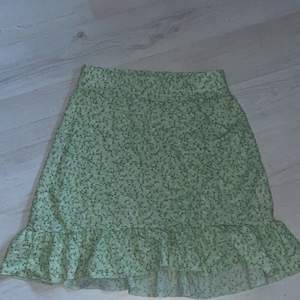Kjol från Gina Tricot! Så söt grön färg med gulliga blom detaljer. Använd några få gånger, men toppen skick! ❤️