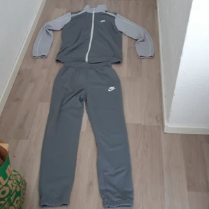 Nike futura tracksuit - Riktigt cool nike tracksuit köpt för 700kr förra sommaren men den blev för liten. Använd fåtal gånger och är i bra skick.