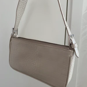 Väska från Gina tricot  - Denna väska är köpt för ungefär ett halv år sedan och är inte jätteanvänd. Har en liknande nu så tänkte sälja den. Hör av dig om du vill ha fler bilder💖