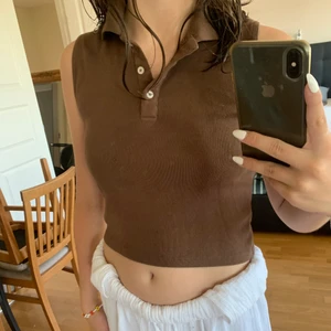 Brandy Melville topp - Snygg brun topp från brandy melville☀️säljer pga för lite användning men gillar den mycket!💕storlek S tror jag då det inte förekommer på lappen i tröjan😍
