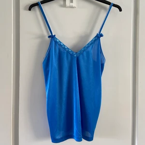 Babydoll linne  - Sött lysande blått babydoll linne 💙💕💟 Lite nattlinne, y2k stil! Storlek XL men mer som L 🌙 Resår i ryggen så funkar på olika storlekar! 🐚 I fint skick, bara en tråddragning i sömmen under ärmen (se sista bilden) 🌼 Såååå söt 😍 Frakt blir 26kr med frimärken