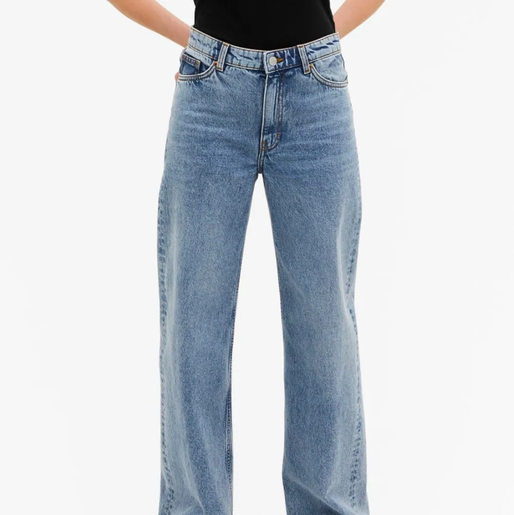 Ett par vida högmidjade jeans i modellen Yoko från monki. Storlek 25. Priset kan diskuteras men köparen står för frakten. Nypris 400 kr. Jeans & Byxor.