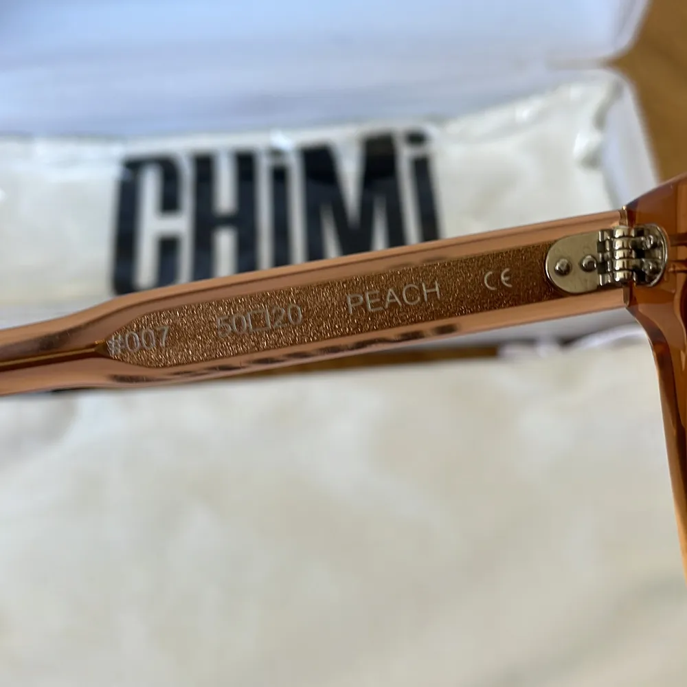 Säljer Chimi eyewear i modellen 007 färg peach. Köpta för 3 år sen men är väldigt sparsamt använda. Inga tecken på skador eller liknande.. Accessoarer.