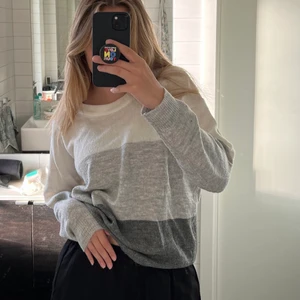 Stickad  - Stickad tröja i olika färger 