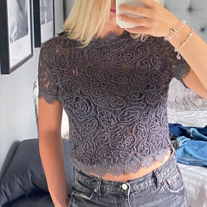 Grå spetstopp - Grå spetstopp från Zara med dragkedja bak💞