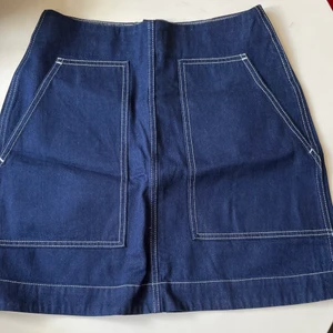 Jeanskjol med vita sömmar - Jättefin mörklblå jeanskjol med vita sömmar🤍 🧵 