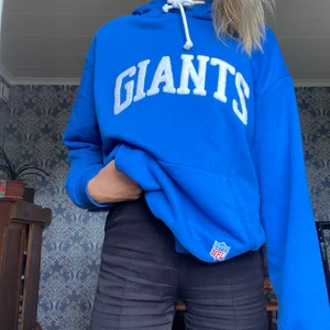 Hoodie  - Säljer denna blåa Hoodie från hm då den är alldeles för stor och kommer inte till användning men annars super fin🤩💙💙100kr+frakt 