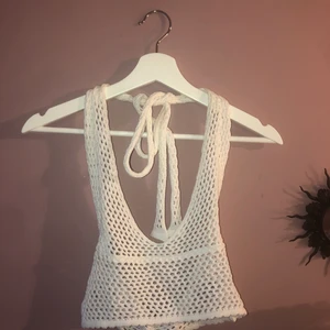 Vit virkad topp - Säljer detta vita linne från nakd i juni, Den är i storlek Xs och är helt oanvänd.  Frakten ingår i priset.