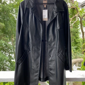 Jacka i fuskläder som ny - Skitsnygg jacka i fuskläder från HM  Stl XL Längd 88 Även snygg som oversize  Använd fåtal gånger  Jackan har ett liiitet rivmärke bak (se bild) men enligt mig syns det knappt  Kan mötas upp eller skicka spårbart :)