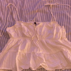 Vit topp - Säljer denna då den inte passar, köparen står för frakten! Skriv för mer information💕