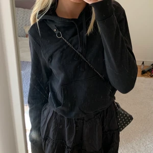 Hoodie - Svart hoodie, 80kr+ frakt  (Spegeln är smutsig ej tröjan)