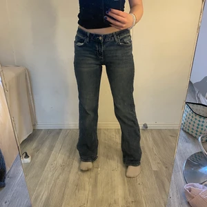 Lågmidjade Jeans - Säljer ett par lågmidjade jeans ifrån H&M💞Storlek 38! Säljer då de är en aning för stora på mig💞