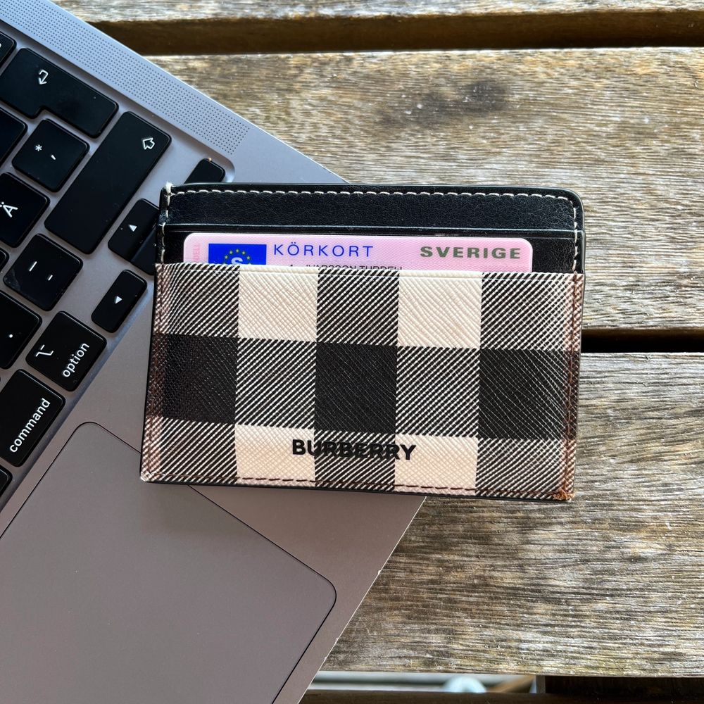 Svart Burberry plånbok - Burberry | Plick Second Hand
