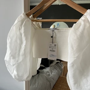 Zara topp - jättefin och söt topp från Zara som tyvärr aldrig kommit till användning. Den är köpt för 259 kr och har lappen kvar. Du 