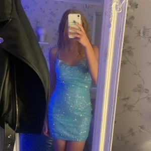 Party klänning  - Banden är justerbara. Endast provat!