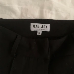 Svarta Kostymbyxor  - svarta kostymbyxor från madlady.  inköpta för ca 500kr men säljer nu för 300kr, frakt tillkommer