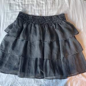 Säljer denna populära kjol från hm som är helt slutsåld!! Kommer tyvärr inte till användning. Toppskick❤️