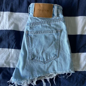 Pull & Bear jeans shorts! - Sjukt snygga jeansshorts som tyvärr har blivit för små för mig. I storlek 32 (OBS. Dessa är smala i midjan!) Ganska nya, så dem är inte använda så mycket. Så dem är i nyskick. 💞