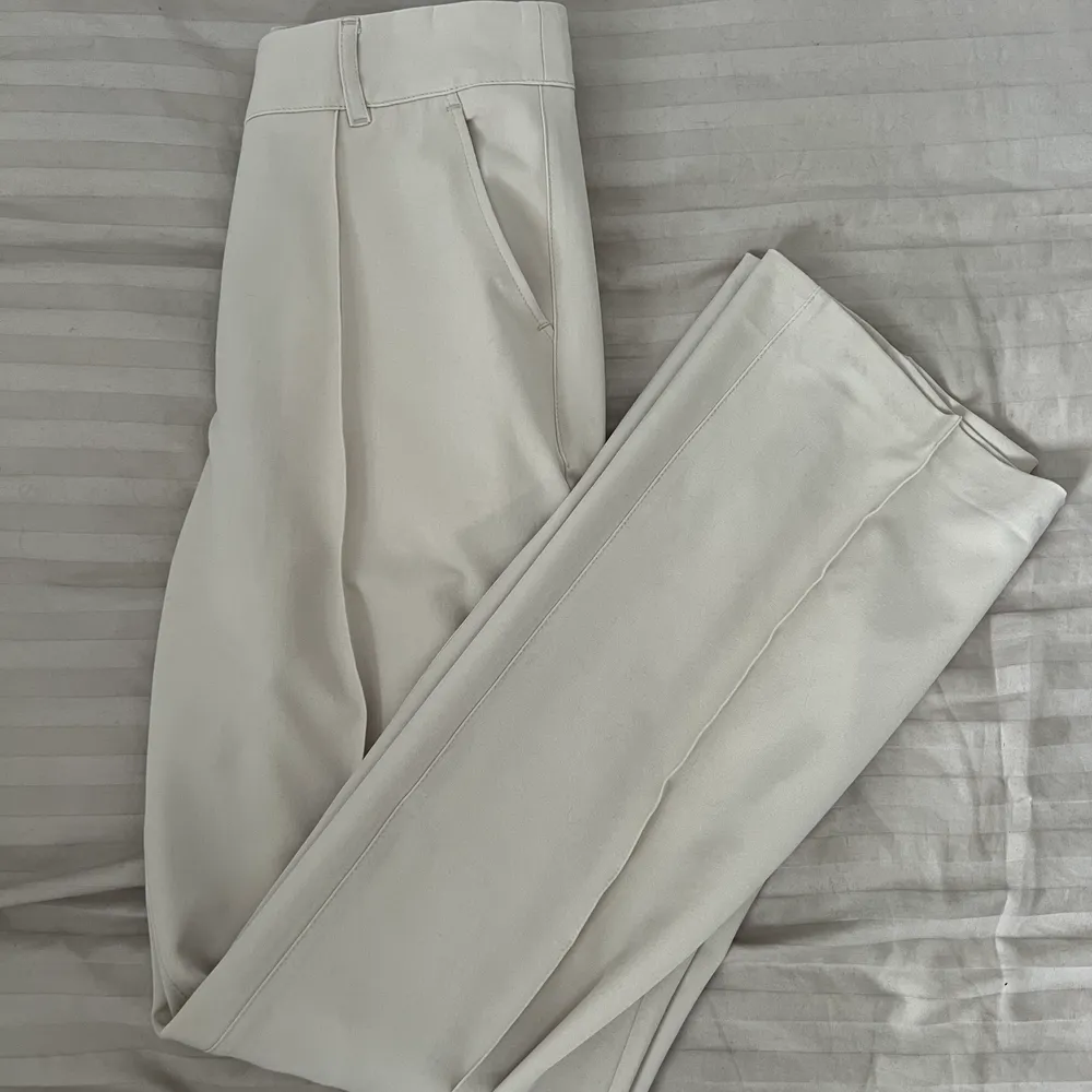 Helt oanvända kostymbyxor från Madlady med prislapp på. Modellen heter V2 Perfect Fit Suit Pants Light Beige. Originalpris 599 kr. Säljer pga av att dom var för stora på mig. . Jeans & Byxor.