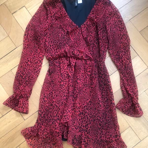 Divided klänning - Strl 32, nyskick, använd en gång, inköpt 2021