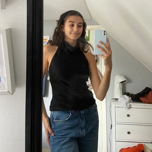Halterneck topp  - SÅ SNYGG haltertopp med knytning köpt från Gina!! ÄLSKAR DENNA och ryggen gör denna till det perfekta plagget men använder den tyvärr inte🖤 passar perfekt till fest men även till vardags🖤 rekommenderar att ha svart maxikjol till ;) 