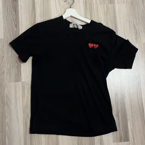 CDG play t-shirt - Använd några gånger men är fortfarande i mycket bra skick. Köpt på Paul and friends för runt 800kr. Storlek M men passar S.