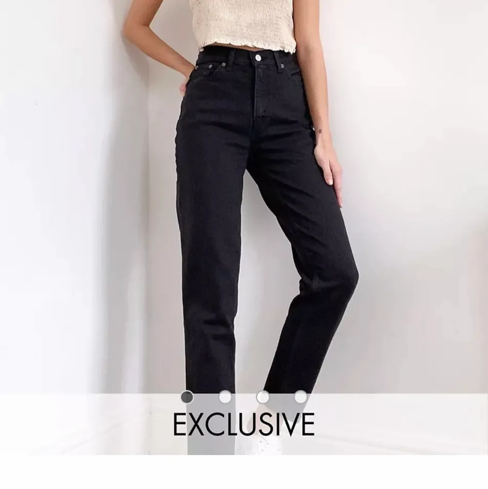 Svarta levis jeans i mom modell. Använda fåtal gånger, nyskick. Köpta på asos för 800kr. Jeans & Byxor.