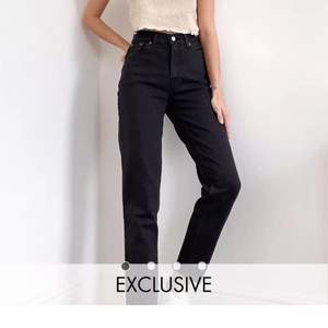 Svarta levis jeans i mom modell. Använda fåtal gånger, nyskick. Köpta på asos för 800kr
