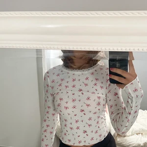 Blommig tröja - Blommig sommrig tröja🌸 Använd en gång så i väldigt bra skick. Säljes pågrund av att den inte kommer till användning så mycket som jag hade hoppats( lite tunnare material )