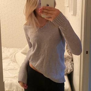 Stickad tröja - Jätte fin grå stickad tröja ifrån vila!💗kommer tyvärr inte till användning av mig