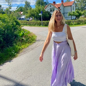 Lila kjol med fickor! - Säljer min jättefina syren/pastell lila kjol, den är sjukt skön och har dessutom fickor! Älskar hur designen sitter i midjan samt den härliga färgen! Säljs då jag ska flytta till usa och denna tyvärr inte får plats i packningen.