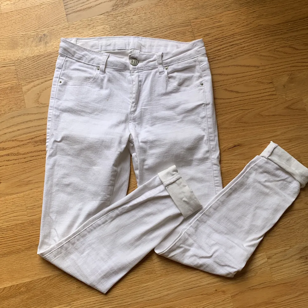 Smala vita jeans från 2nd One. Knappt använda. Storlek 30. Stretch. Kan användas som långa eller uppvikta som jag gjorde. . Jeans & Byxor.