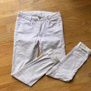 Smala vita jeans från 2nd One. Knappt använda. Storlek 30. Stretch. Kan användas som långa eller uppvikta som jag gjorde. 
