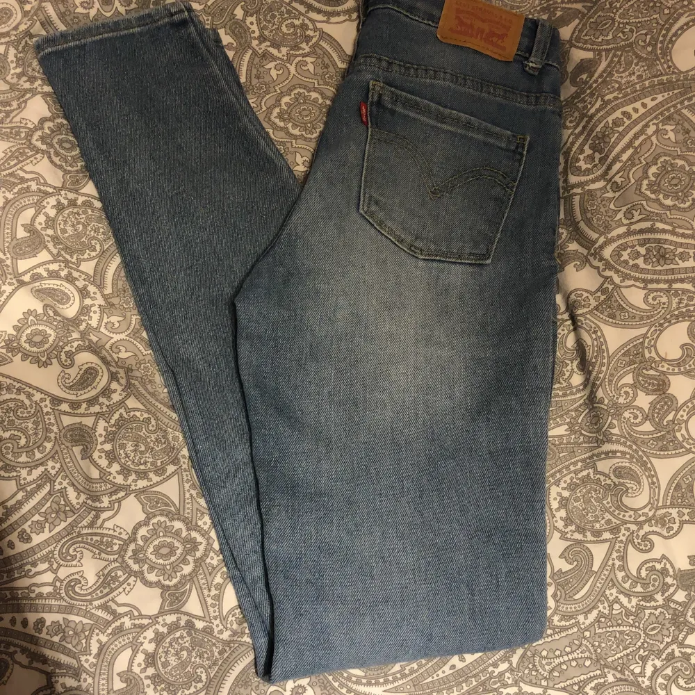 Ljusblå Levis jeans, dom är ljusare i verkligen i storlek xs typ . Jeans & Byxor.