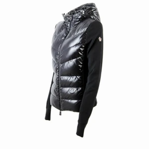 Moncler Jacka / Cardigan  - Använd en månad ett par gånger. Storlek M. Köpt från Miinto, har kvitto.